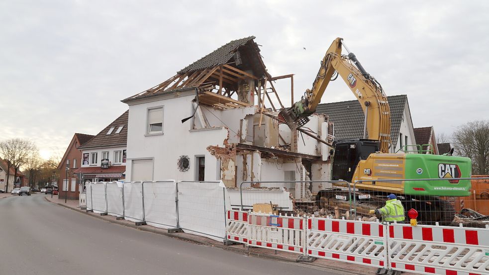 Das ehemalige Gebäude der Zahnarztpraxis Meiners an der Lange Straße hat die Gemeinde Barßel gekauft und wird für den Umbau der Kreuzung abgebrochen. Foto: Hans Passmann