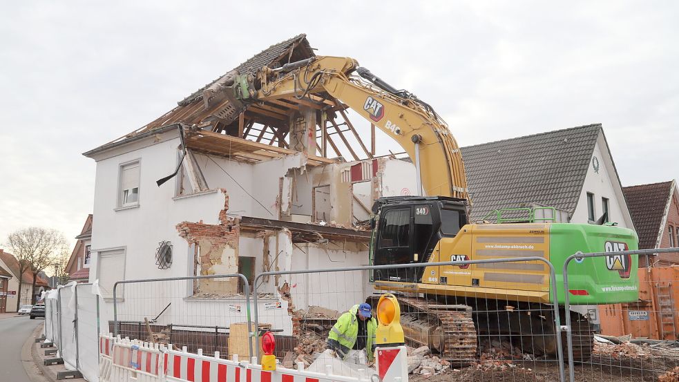 Das ehemalige Gebäude der Zahnarztpraxis Meiners an der Lange Straße wird für den Umbau der Kreuzung abgebrochen. Foto: Hans Passmann