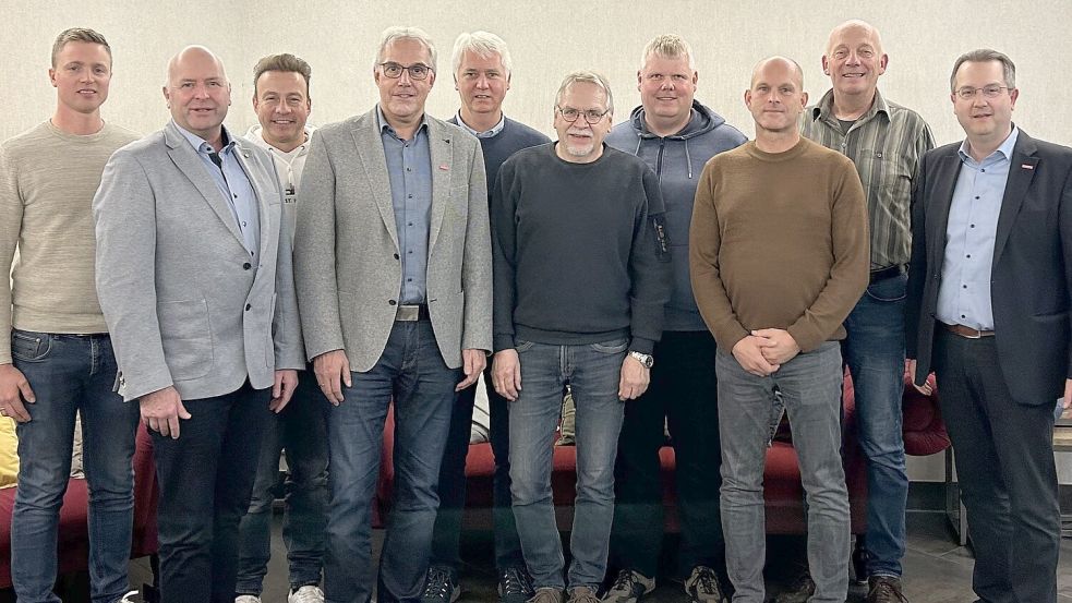 Der neue Vorstand der Bau-Innung Leer-Wittmund (von links): Frieso Betten (Besitzer), Thomas Berghaus (Schriftführer), Jörg Voorwold (1. stellvertretender Obermeister), Uwe Tellkamp (Obermeister), Jan Denkena (2. stellvertretender Obermeister), Heiko Oltmanns (Besitzer), Frank Schmidt (Beisitzer), Ingo Cassens (Lehrlingswart Wittmund), Harald Ramaker (Lehrlingswart Leer), sowie der Geschäftsführer der Kreishandwerkerschaft Leer-Wittmund, Thomas Dreesmann. Fotos: Kreishandwerkerschaft
