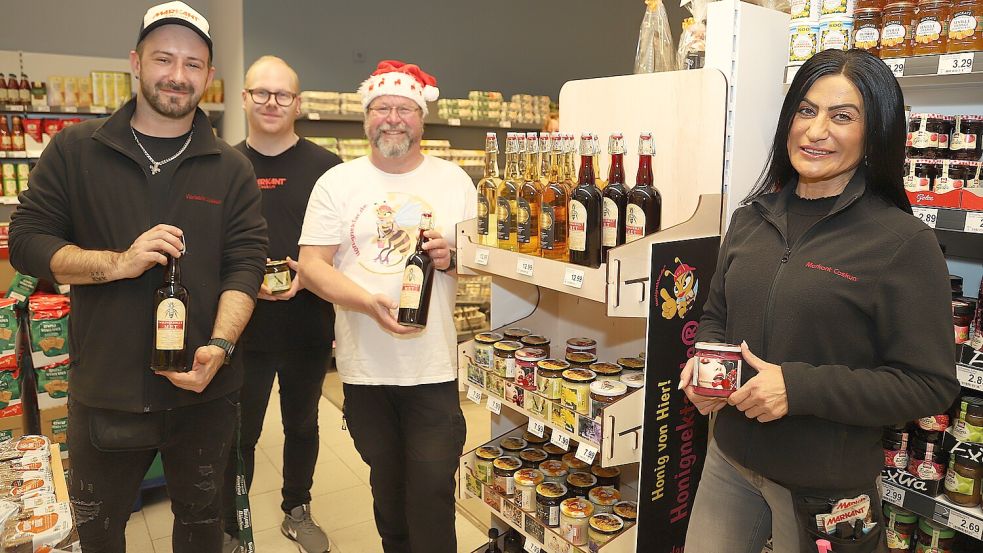 Frank Mahler (zweiter von rechts) vertreibt seine Produkte jetzt auch in den Markant-Märkten in Ramsloh und Sedelsberg. Mit auf dem Bild: Daniel Duzo (stellvertretender Marktleiter, von links), Mitarbeiter Marcel Renken und Geschäftsinhaberin Sultan Coskun. Foto: Hans Passmann
