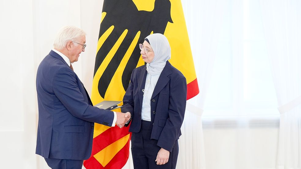 Dua Zeitun bei der Ordensverleihung im Schloss Bellevue. Bundespräsident Frank-Walter Steinmeier würdigte ihren Einsatz für Verständigung zwischen jungen Muslimen und Juden. Foto: Presse- und Informationsamt der Bundesregierung