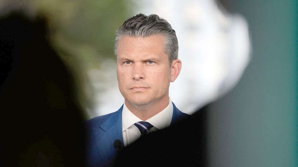 Hegseth spricht von „fabrizierten“ Medienberichten. (Archivbild) Foto: Mark Schiefelbein/AP/dpa