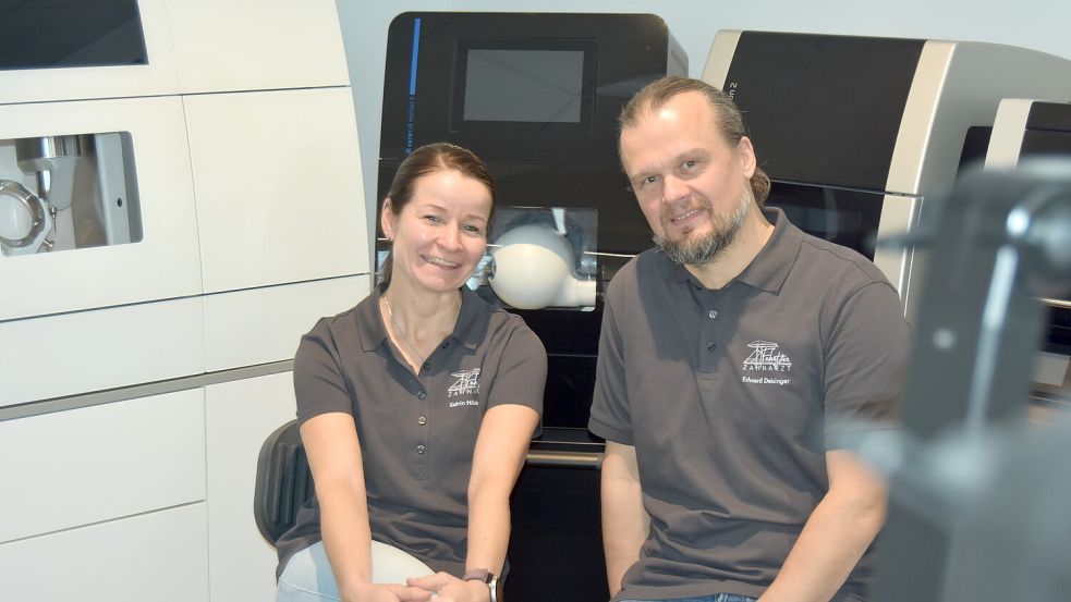 Zur Praxis gehört ein eigenes Dentallabor. Die beiden Zahntechniker Katrin Hillebrand und Eduard Deisinger können hier auf modernste Geräte zurückgreifen. Im Hintergrund sind verschiedene Fräs-Automaten zu sehen. Foto: Prins
