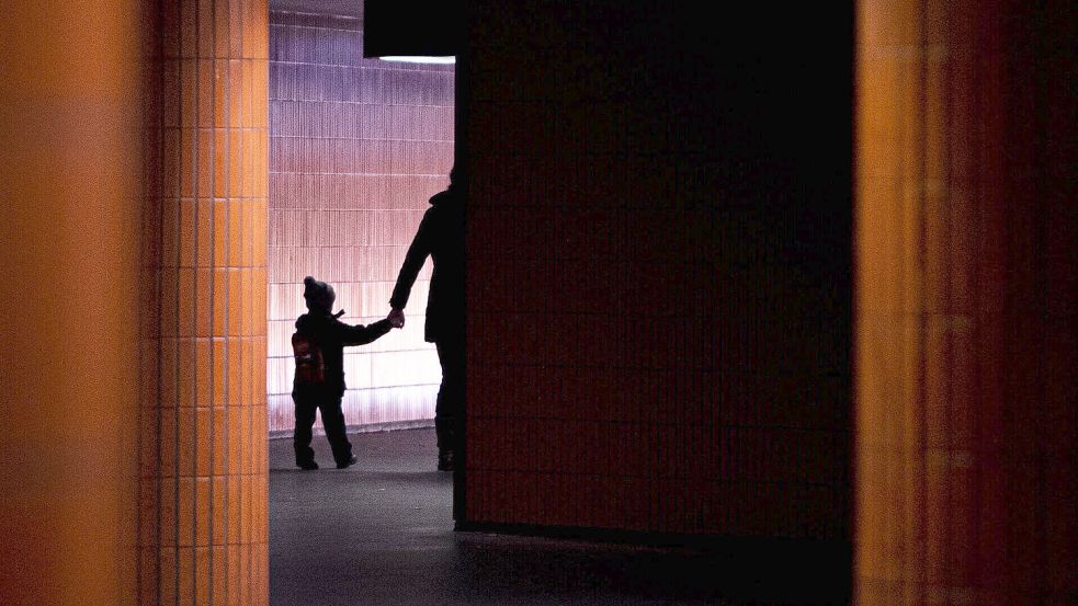 Die „Allgemeine Soziale Beratung“ der Caritas unterstützt Menschen in Not und zeigt ihnen Wege aus der Dunkelheit. Foto: IMAGO/photothek