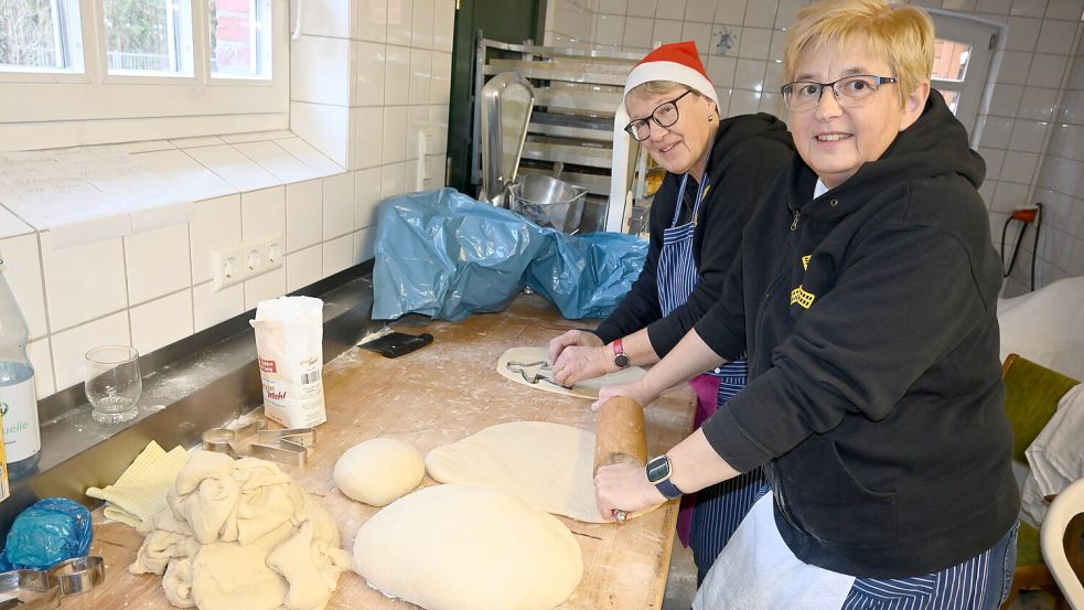 In der Backstube hatten Andrea Lühring (rechts) und Karin Holtmann alle Hände voll zu tun. Der Teig musste gerollt und die Weihnachtsfiguren ausgestochen werden. Foto: Holger Weers