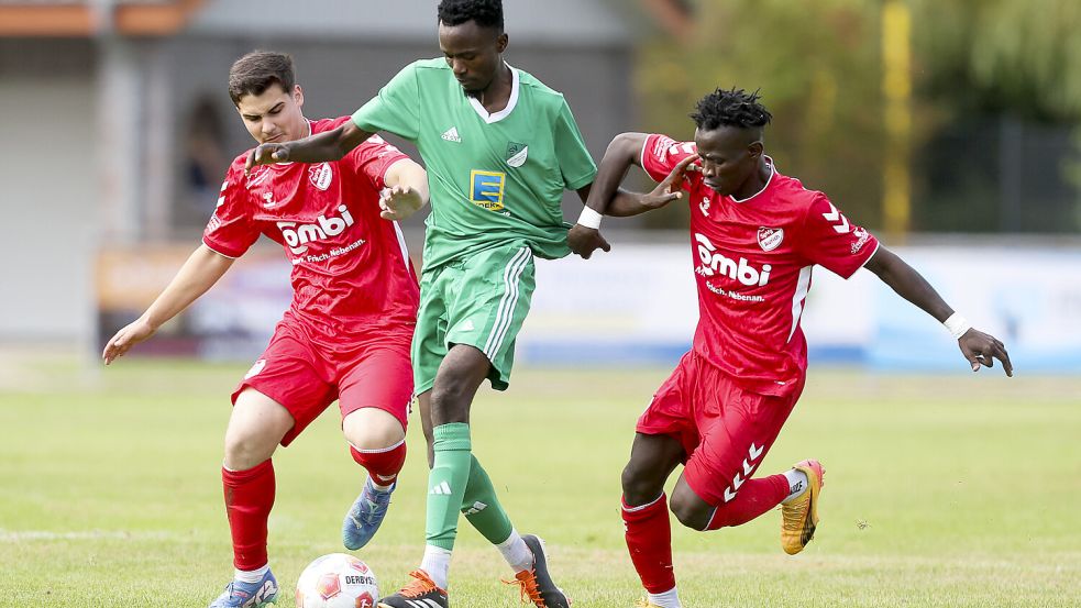 Der quirlige Bangaly Condé (Mitte) war mit seinen Mitspielern aus Wallinghausen beim 6:1-Sieg in Aurich Mitte August kaum zu stoppen. Im Rückspiel wird er bei Wallinghausen nicht mehr dabei sein. Ob er dann für die SpVg auflaufen darf, steht noch nicht fest. Foto: Jens Doden/Emden