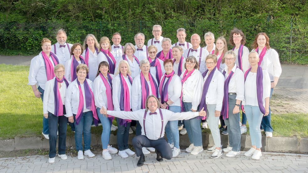 Der Chor „Happiness Gospels and more“ sorgt mit festlichen Liedern für vorweihnachtliche Stimmung in der evangelisch-reformierten Kirche in Ihrenerfeld. Foto: Doro Kleemann