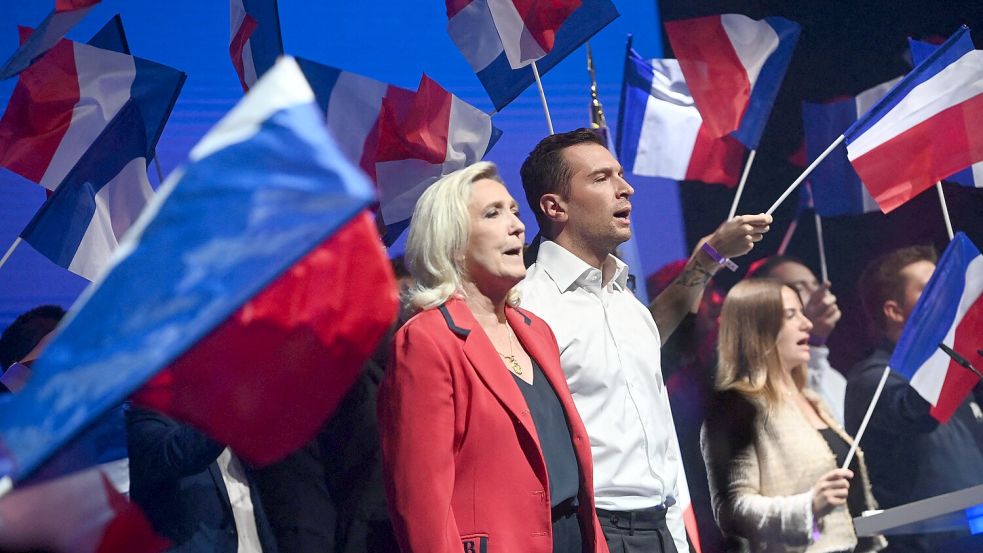 Marine Le Pen und Jordan Bardella sind Frankreichs rechtspopulistische Hoffnungsträger – auch für Teile der Wirtschaft. Doch ihre Wirtschaftspolitik weist Widersprüche auf. Foto: AFP/CHRISTOPHE ARCHAMBAULT