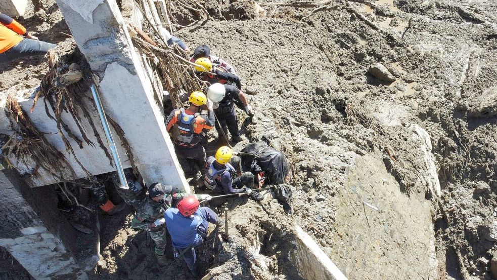 Die Zahl der Toten auf Sumatra steigt weiter - und viele Menschen werden noch vermisst. Foto: Ali Nayaka/AP/dpa