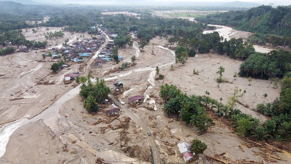Viele Menschen warten noch immer auf Hilfe. Foto: Binsar Bakkara/AP/dpa