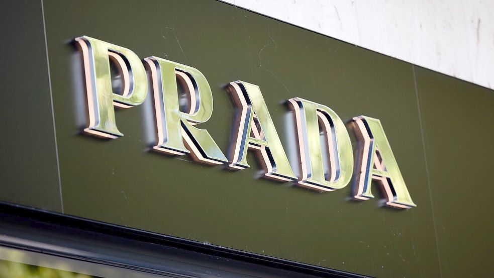 Prada übernimmt den Konkurrenten Versace komplett. (Archivbild) Foto: Rolf Vennenbernd