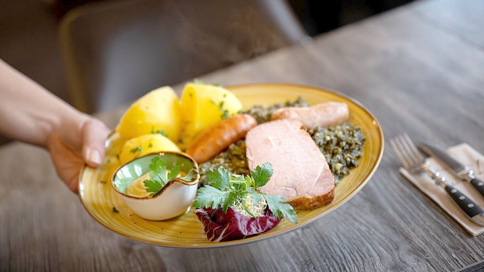 Die Gastronomie sieht sich von der Mindestlohnerhöhung besonders betroffen. (Archivbild) Foto: Sina Schuldt