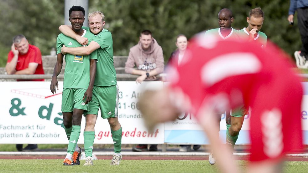 Bangaly Condé (links) jubelt künftig nicht mehr im SVW-Trikot. Foto: Jens Doden/Emden