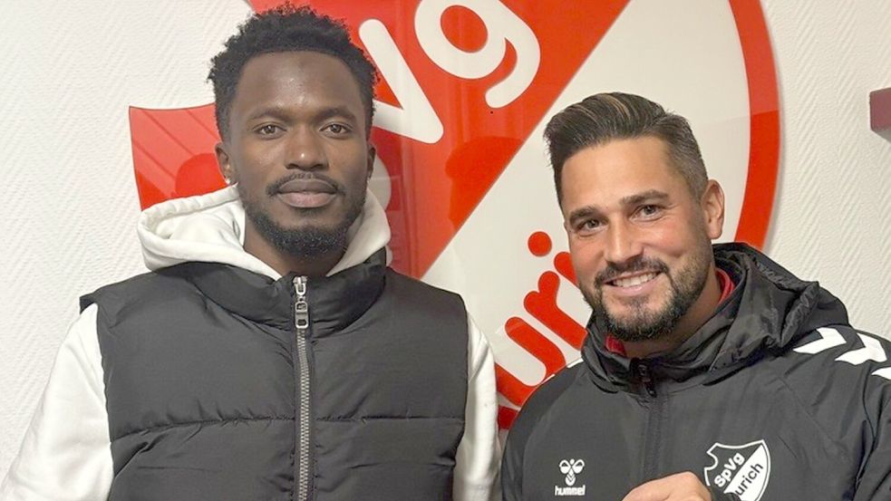 Daniel Franziskus (rechts) freut sich, dass Bangaly Condé (links) künftig in Aurich am Ball ist. Foto: SpVg Aurich
