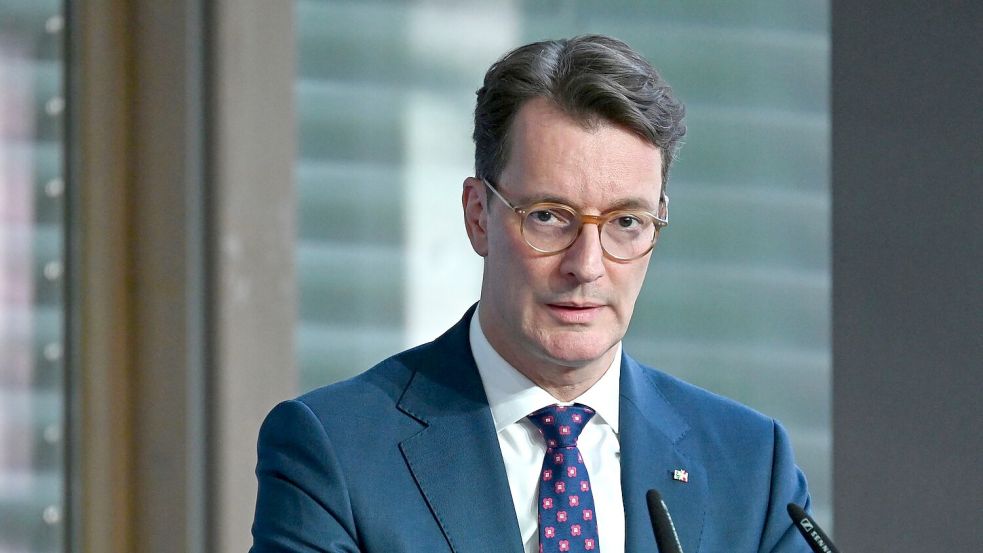 Hendrik Wüst hat über das angepasste Bewerbungskonzept informiert. Foto: Elisa Schu/dpa