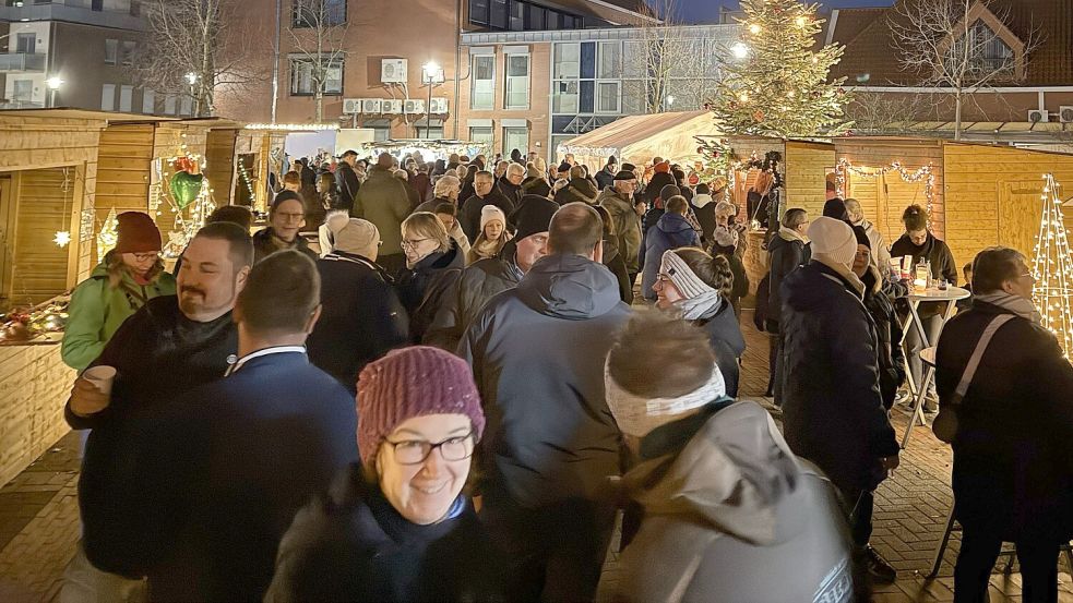 Gut besucht war der Weihnachtsmarkt hinter dem Rathaus in Ihrhove. Foto: David Ammermann