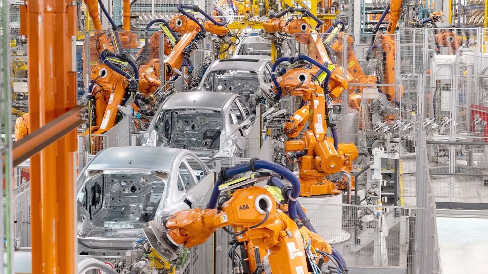 Die Autoindustrie kämpft mit CO2-Zielen. Die Ministerpräsidenten von elf Bundesländern springen ihnen bei. (Archivbild) Foto: Daniel Josling