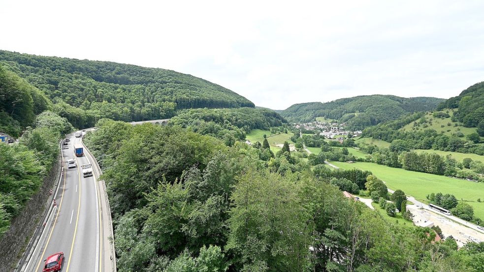 Konkret geht es laut Ministerium um 16 Bundesstraßen- und 7 Autobahn-Neubauprojekte in 12 Bundesländern - zum Beispiel um den Albaufstieg. Foto: Bernd Weissbrod