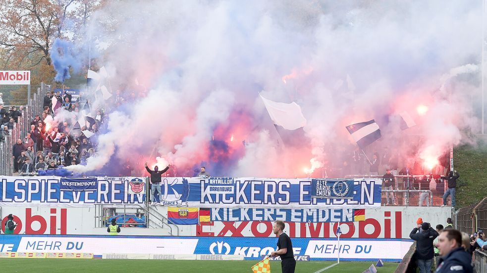 In Meppen zündeten die Kickers-Fans 15 Fackeln. Dafür wird der BSV Kickers Emden nun zur Kasse gebeten. Fotos: Jens Doden