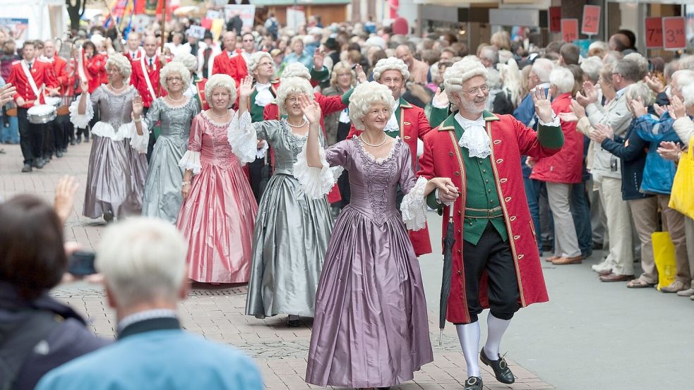 Der Tag der Niedersachsen wird alle zwei Jahre von einer anderen Stadt ausgerichtet. Das Foto zeigt einen Trachtenumzug in Goslar 2013. Foto: Swen Pförtner/dpa