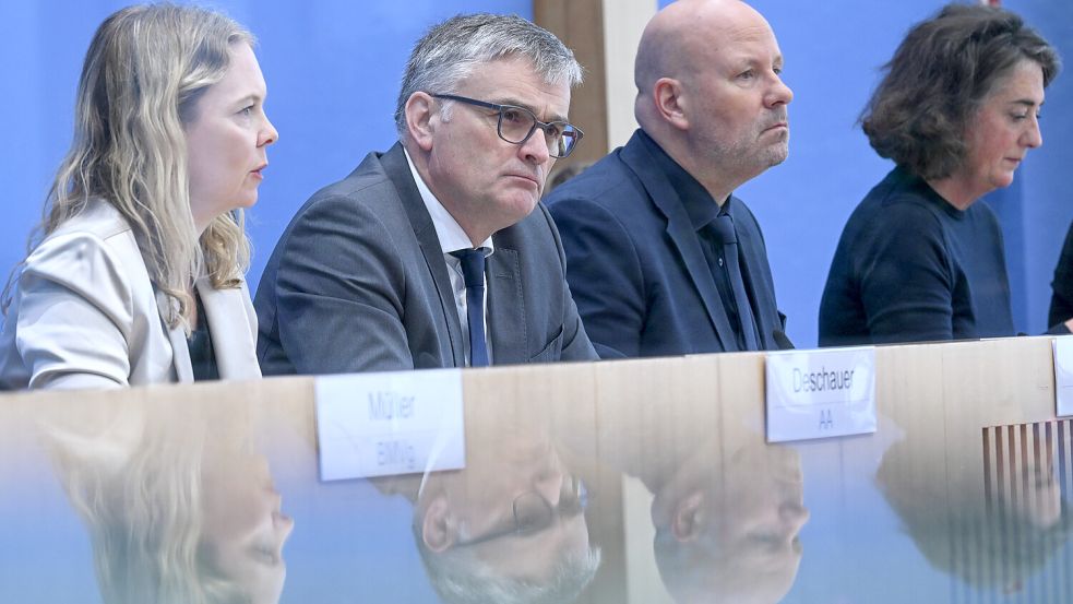 Kanzler Merz will das EU-Verbrenner-Aus lockern und setzt auf „hocheffiziente Verbrenner“. Die technische Definition dafür kann Regierungssprecher Stefan Kornelius (2.v.l.) nicht geben. Foto: IMAGO/Anadolu Agency