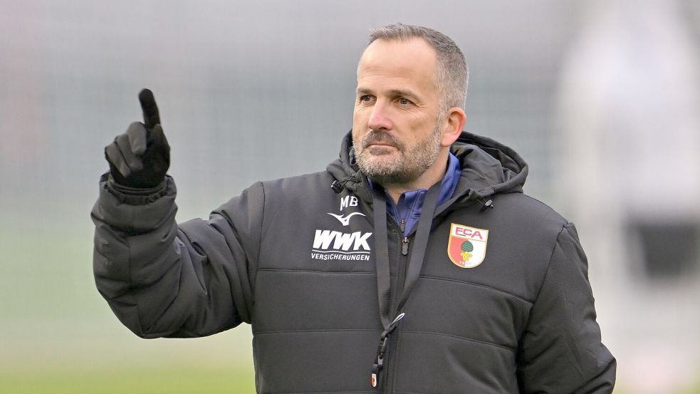 Manuel Baum leitet seine erste Trainingseinheit als Interimscoach in Augsburg. Foto: Peter Kneffel/dpa
