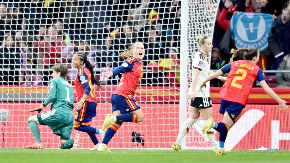 Klare Verhältnisse in Madrid: Doppeltorschützin Pina darf jubeln, Torhüterin Berger ist geschlagen. Foto: Sebastian Christoph Gollnow