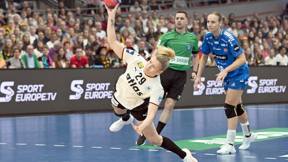 Kapitänin Antje Döll geht in jedem Spiel voran. Foto: Federico Gambarini