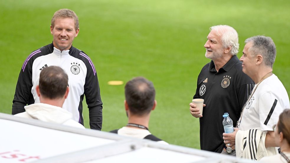 Julian Nagelsmann (l.) und Rudi Völler (2.v.r.) bekommen in Washington die WM-Gruppengegner zugelost. (Archivbild) Foto: Federico Gambarini