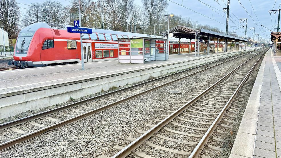 Der Bahnhof in Leer ist ein kleiner Knotenpunkt für den Zugverkehr. Ab Sommer 2026 werden hier auch die Züge halten, die auf der neuen Wunderline zwischen Bremen und Groningen unterwegs sind. Die Fahrgäste müssen in Leer nämlich umsteigen. Foto: Klaus Ortgies