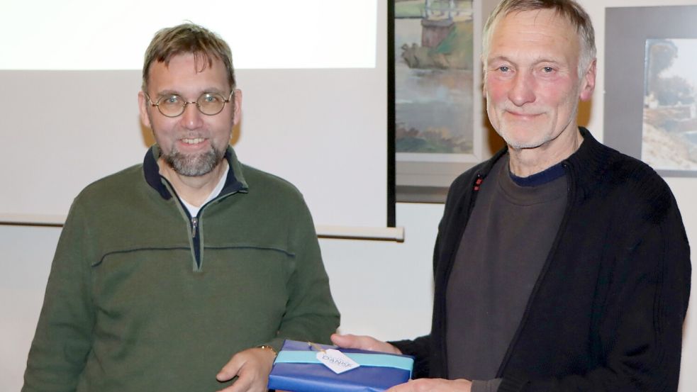 Heiner Hülsebusch (links) überreicht Heinz Giermanns ein Dankeschön für seine Ausführungen zur regionalen Geschichte. Foto: Frank Groeneveld