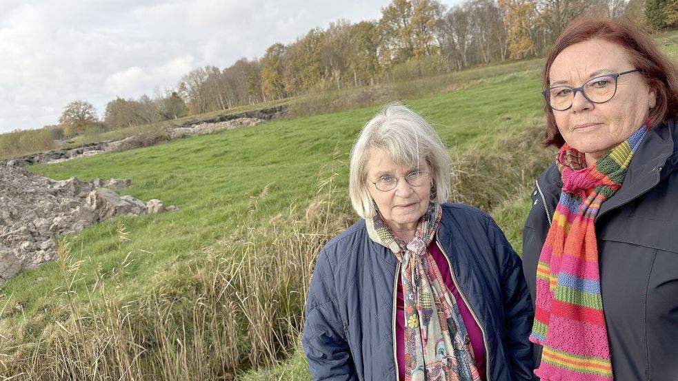 Ortsbürgermeisterin Margarete Niemann (links) und ihre Stellvertreterin Brunhild Wallenstein vor der Fläche, die zum Gewerbegebiet wird. Links sieht man die Erdarbeiten für die Erschließung. Foto: Marion Janßen