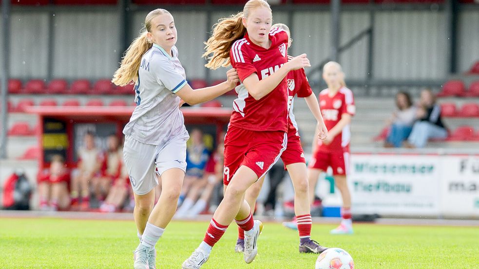 Theresa Janssen (rechts) von der SpVg Aurich hat es nun ins Blickfeld des U15-Nationalteams geschafft. Foto: Aylin Rewohl