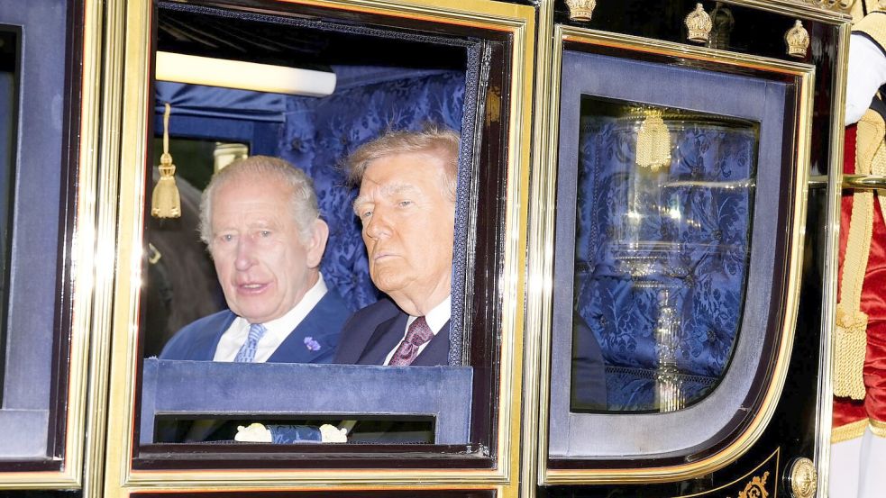 Beim Staatsbesuch von Bundespräsident Steinmeier dürften die Gesichter bei der gemeinsamen Kutschfahrt mit König Charles fröhlicher sein als im September beim Besuch von US-Präsident Trump. (Archivbild) Foto: Jordan Pettitt