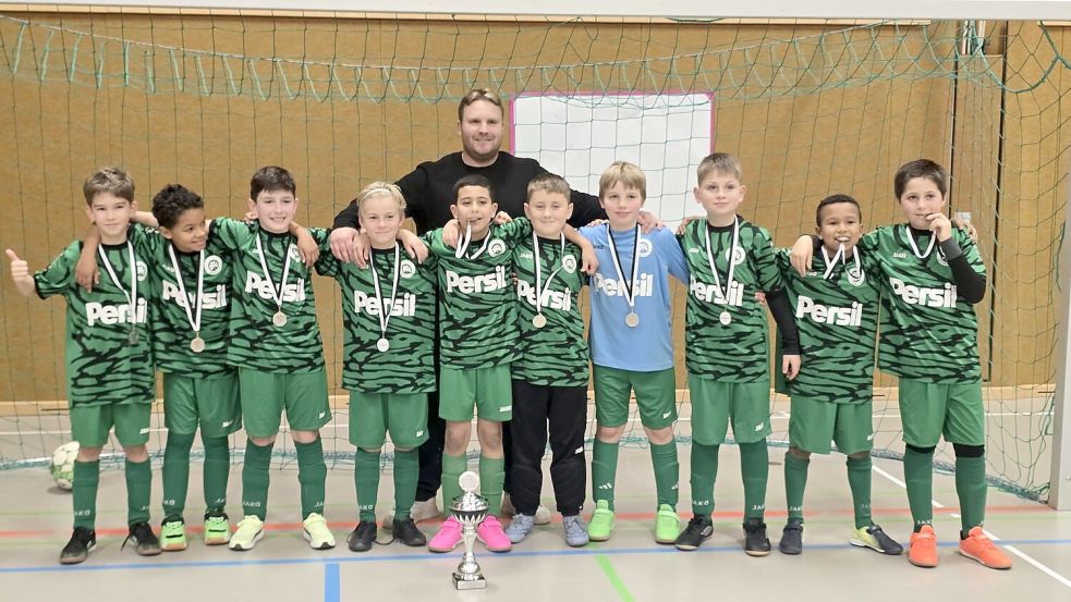 Jan-Niklas Eickels ist seit Sommer nicht nur Trainer des Männer-Bezirksligisten VfL Germania Leer. Schon länger trainiert er den Nachwuchs des VfR Heisfelde. Am Sonntag gewann er mit seinen E-Junioren den Wintercup in Wiesmoor. Foto: Privat