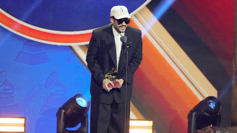 Bad Bunny nimmt den Preis für das beste Urban Music Album während der 2025 Latin Grammys entgegen. (Archivbild) Foto: Chris Pizzello/Invision/AP/dpa