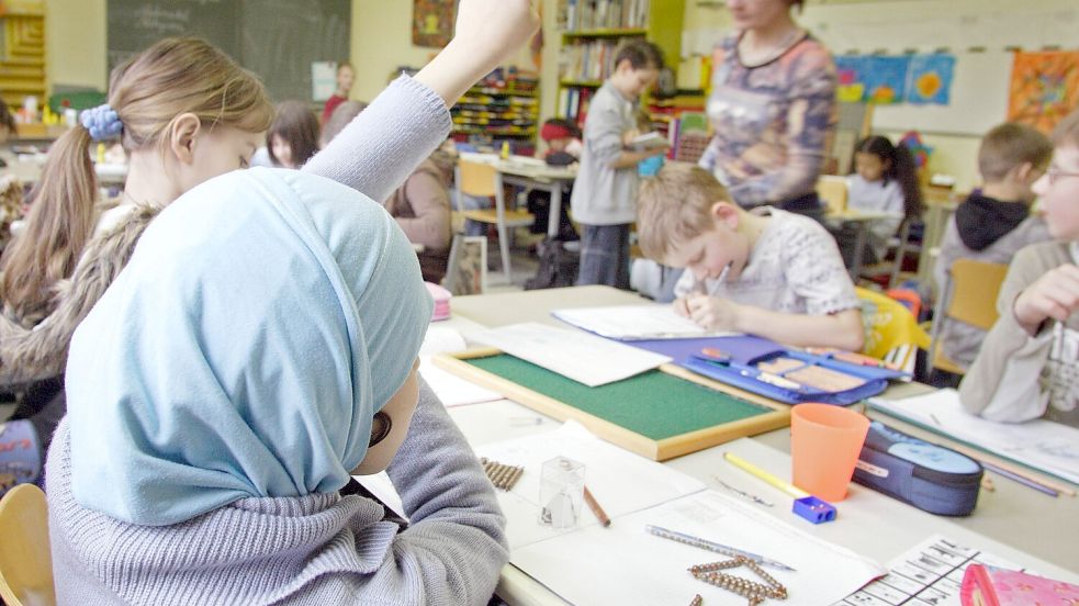 Mit Kopftuch in der Grundschule? Das soll in Österreich künftig nicht mehr möglich sein. Foto: IMAGO/stock&people