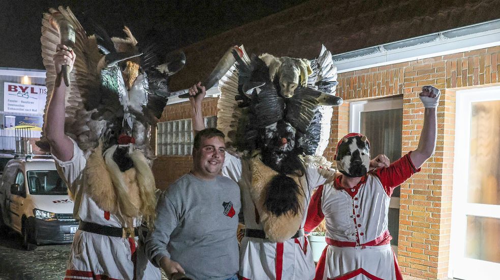 Die großen Klaasohms (ab 18 Jahren) werden vom Wiefke begleitet (rechts). Am Abend dabei ist auch der Oldermann des VBJ, Maximilian Rau. Foto: Claus Hock