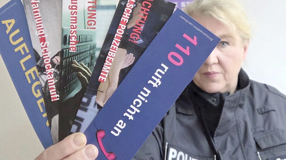 Die Lesezeichen, die Svenia Temmen auf dem Foto präsentiert, hat sie selber entworfen. Foto: Polizei