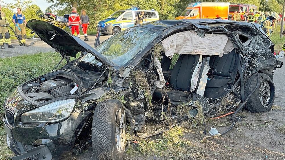 Der schwarze BMW wurde bei dem Unfall auf der linken Seite komplett zerstört. Hinten links saß das zehnjährige Mädchen, das verstorben war. Die Kollision hatte sich auf der alte B4 zwischen Bad Bramstedt und der A7-Anschlussstelle Großenaspe ereignet. Foto: Kreisfeuerwehrverband Segeberg