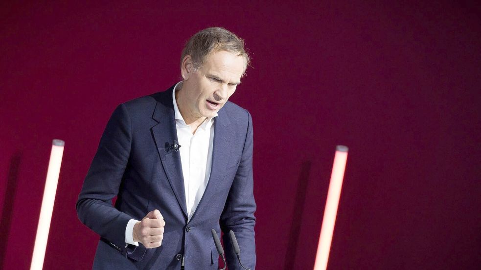 Der Vorstandsvorsitzende der Volkswagen AG und Porsche AG, Oliver Blume, sprach zur Belegschaft in Wolfsburg. (Archivbild) Foto: Moritz Frankenberg
