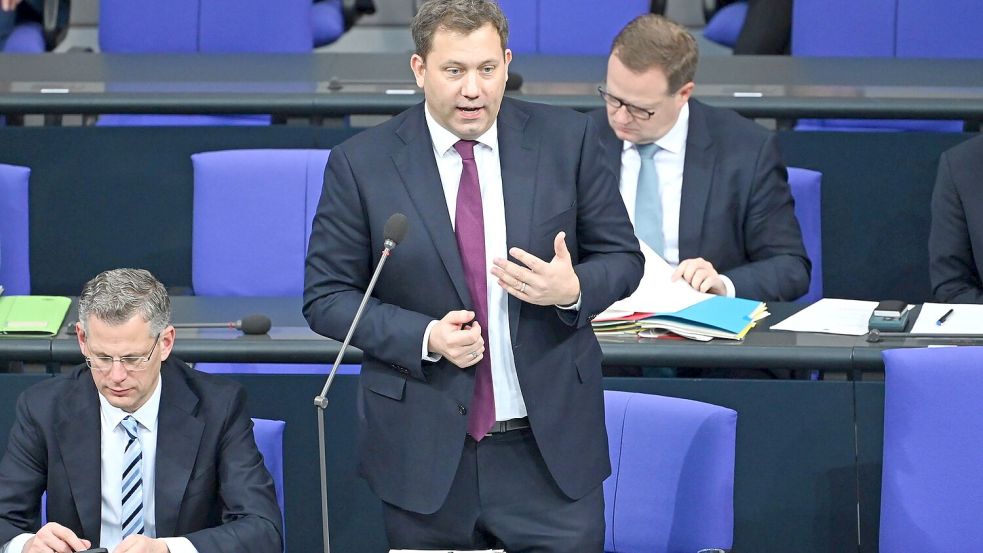 Bundesfinanzminister Lars Klingbeil (SPD) hat die Senkung der Stromsteuer für alle noch nicht komplett abgehakt. Foto: Elisa Schu/dpa