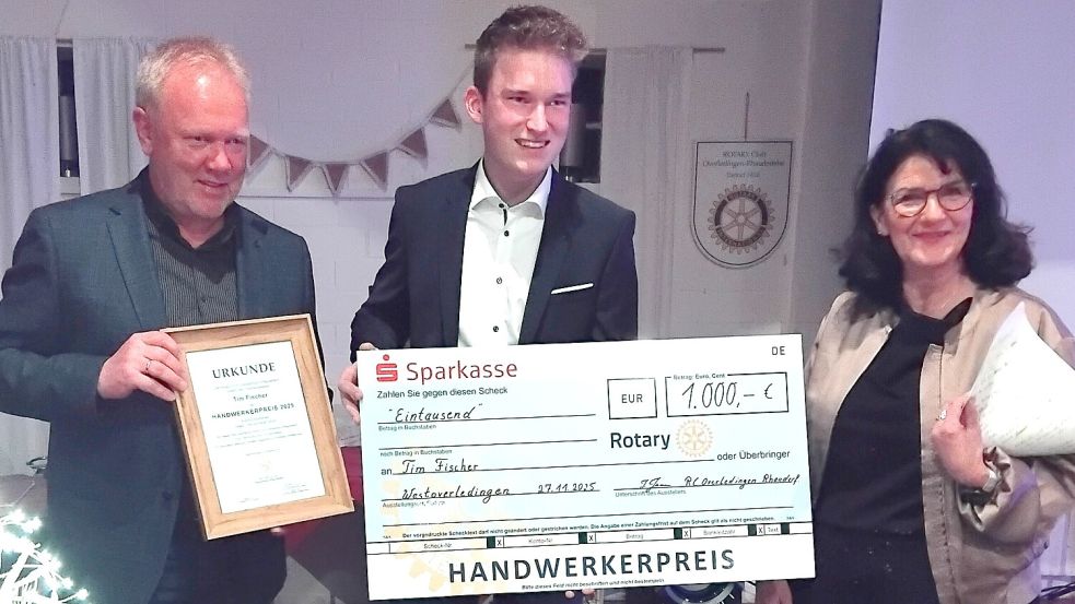 Siegfried Brake (links) und die Rotary-Präsidentin Ingrid Janssen gratulierten Tim Fischer. Foto: Clarissa Scherzer