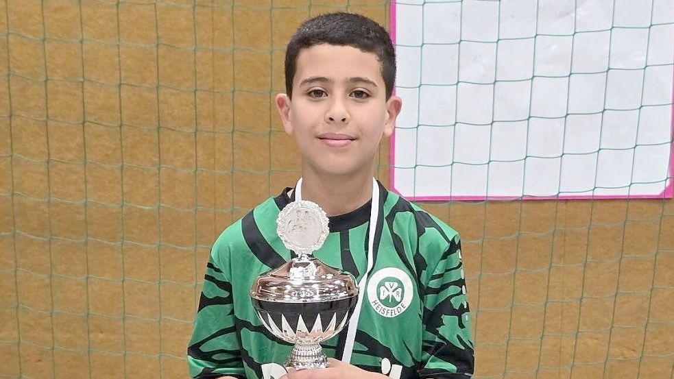 Wasem Al-Ali mit dem Siegerpokal in Wiesmoor. Bei dem Hallenturnier traf er traumhaft. Foto: Privat