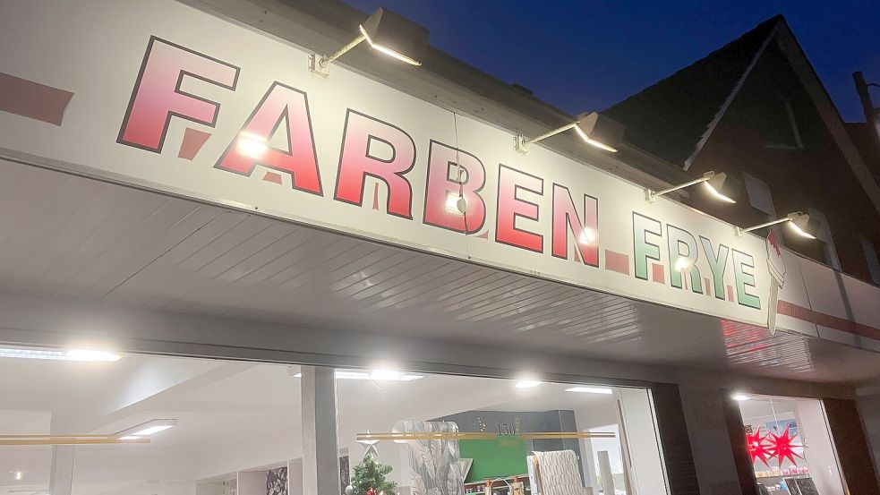 Noch leuchtet die Reklame des vorweihnachtlich dekorierten Malerfachgeschäfts Farben Frye am Obenende in Papenburg farbenfroh. Doch die Tage des vor fast 150 Jahren gegründeten Betriebes am Obenende sind gezählt. Foto: Gerd Schade