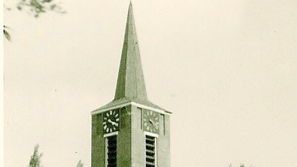 1955 wurde der neue Kirchturm in Ostrhauderfehn eingeweiht. Foto: Sammlung Kloppenburg