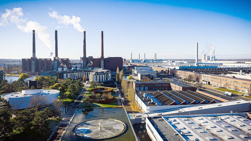 Blauer Himmel über dem VW-Werk in Wolfsburg – doch die Stimmung im Konzern bleibt wechselhaft. (Archivbild) Foto: Moritz Frankenberg