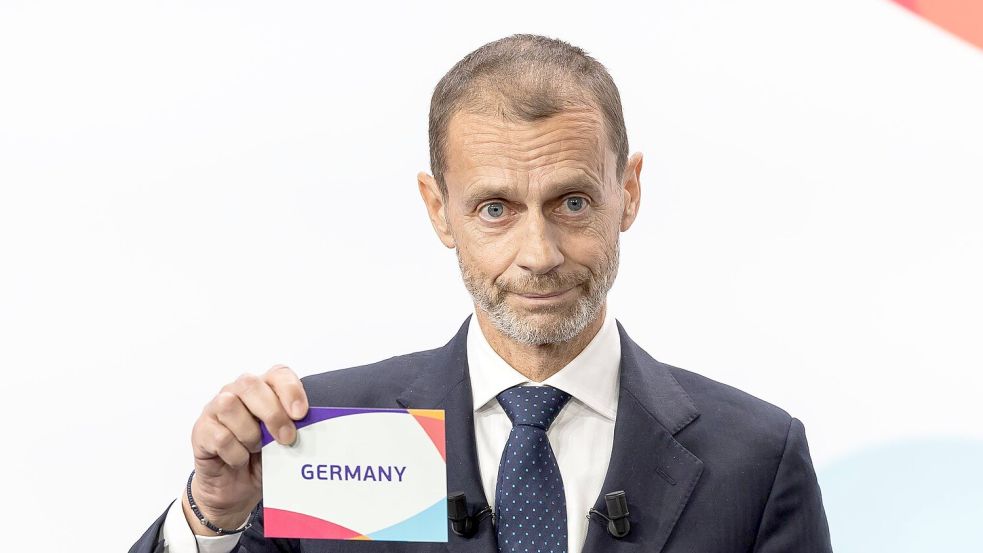 Zuschlag für Deutschland: UEFA-Präsident Aleksander Ceferin zeigt es an Foto: Cyril Zingaro
