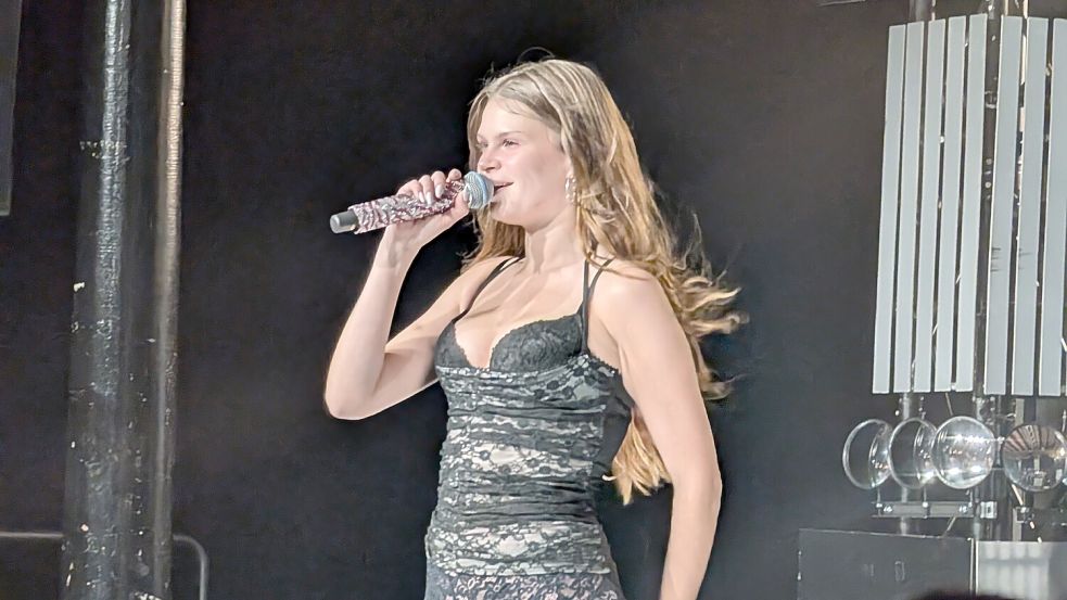 Rapperin Ikkimel war im Leeraner Zollhaus zu Gast. Foto: Eva van Loh