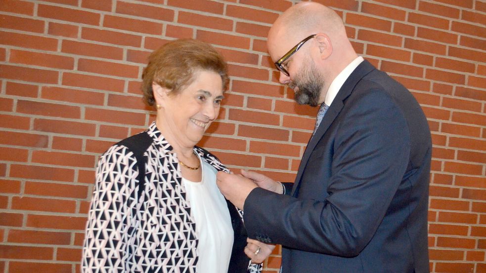Marianne Fugel erhielt am Mittwoch von Cloppenburgs Landrat Johann Wimberg im Saal des Saterländer Rathauses in Ramsloh das Bundesverdienstkreuz am Band angesteckt. Verliehen worden ist der Orden der Bundesrepublik Deutschland der Saterländerin im Juli von Bundespräsident Frank-Walter Steinmeier. Foto: Astrid Fertig